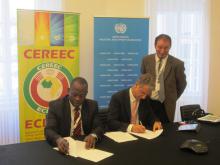 Mahama Kappiah, Executive Director of ECREEE and Giovanni de Santi, JRC-IET Director, sign the MoU